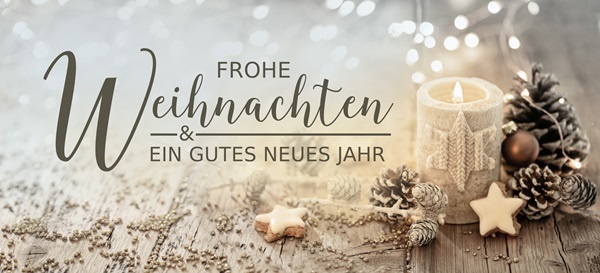 Brennende Stumpenkerze mit Zimtsternen und Tannenzapfen auf Holz vor Schriftzug Frohe Weihnachten und ein gutes neues Jahr