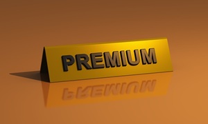 Goldenes Tischkärtchen mit geprägter Aufschrift PREMIUM und Spiegelung auf bronzefarbenem Untergrund